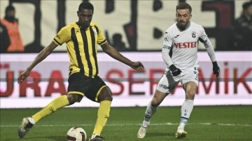 İstanbulspor yönetimi Trabzonspor karşılaşmasında takımı sahadan çekti