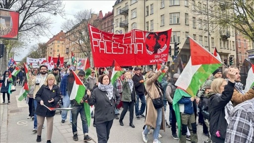 İsveç'te 1 Mayıs gösterilerinde yüzlerce kişi İsrail'in Gazze saldırılarını protesto etti