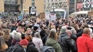 İsveç&#039;te Kovid-19 kısıtlamaları protesto edildi