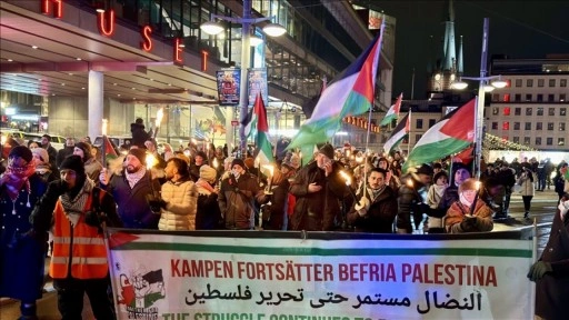 İsve&ccedil;'te yılbaşı kutlamasını iptal eden y&uuml;zlerce kişi Filistin'e destek g&ouml;sterisi d&uuml;zenled
