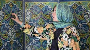 İsveçli profesör mimar, Muradiye Camisi'nin rengarenk çinilerine hayran kaldı