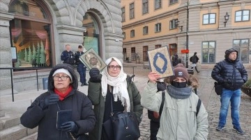 İsveç'te Kur'an-ı Kerim yakılmasının yasaklanması talebiyle gösteri yapıldı