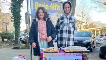 İsviçre'de ilkokul öğrencisi Türk kuzenler, depremzedelere yardım için kek satıyor