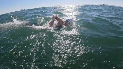 İtalya'da 28 kilometrelik parkuru 9 saatte y&uuml;zen Eda'nın yeni hedefi 36 kilometre