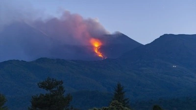 İtalya'da Etna Yanardağı k&uuml;l ve lav p&uuml;sk&uuml;rtt&uuml;