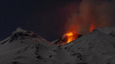İtalya'da Etna Yanardağı yeniden g&uuml;&ccedil;l&uuml; şekilde k&uuml;l p&uuml;sk&uuml;rtt&uuml;