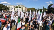 İtalya'da hükümetin Kovid-19'a yönelik tedbirleri ve uygulamalar protesto edildi