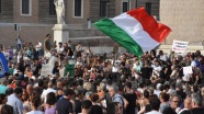 İtalya&#039;da Kovid-19 önlemleri kapsamında çıkarılacak &#039;Yeşil Geçiş&#039; belgesi protesto edildi