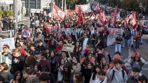 İtalya'da öğrenciler, Meloni hükümetini protesto etti