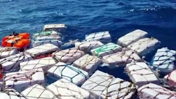 İtalya Mali Polisi, Akdeniz'e bırakılmış paketlerde yaklaşık 2 ton kokain ele geçirdi