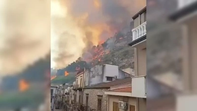 İtalya'nın Sicilya Adası'ndaki orman yangını bir beldeyi tehdit ediyor