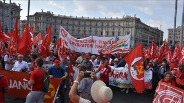 İtalya'da işçiler "asgari ücret" talebiyle yürüdü