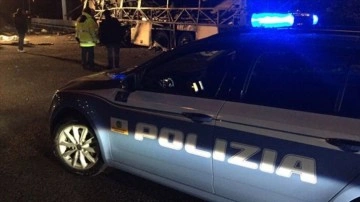 İtalya'da yolcu otobüsünün üst geçitten düşmesi sonucu 21 kişi hayatını kaybetti