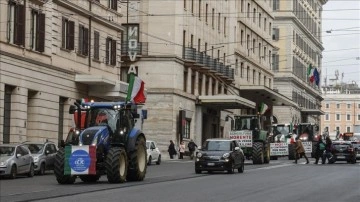 İtalyan çiftçiler, Roma'da sembolik protesto konvoyu yaptı