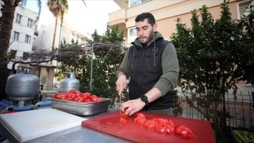 İtalyan şef Hatay'da depremzedeler için yemek pişiriyor