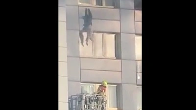 İtfaiye merdiveni yetişmeyince 11. kattan iki kat aşağıdaki kurtarma sepetine atlayarak yaralı kurtu