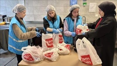 İyilikte yarışan &ouml;ğrenciler, yaşlı, engelli ve yalnız yaşayan mahalle sakinlerini unutmadı