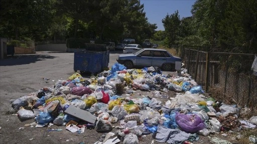 İzmir Buca'da 8 gündür süren "düzensiz maaş" eylemi nedeniyle çöp yığınları oluştu