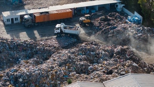 İzmir Buca'da belediye şantiyesinde çöp depolanmasına tepki