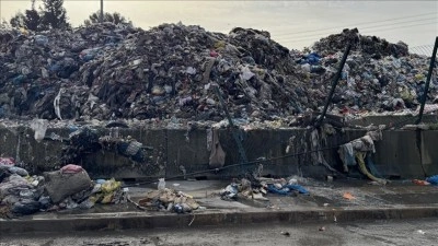 İzmir Buca'da şantiyedeki &ccedil;&ouml;pler yağmur sularıyla yola dağıldı