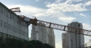 İzmir'de 50 metrelik kule vinç lise binasının üstüne devrildi