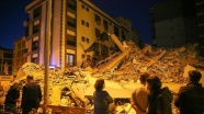 İzmir&#039;de ağır hasarlı bina kontrollü yıkım sırasında yanındaki apartmanın üzerine çöktü