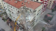 İzmir'de ağır hasarlı bina kontrollü yıkım yapılırken çöktü