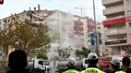 İzmir'de ağır hasarlı binaların yıkımı devam ediyor
