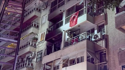 İzmir'de apartman dairesinde meydana gelen patlamada 4 kişi yaralandı