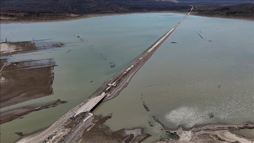 İzmir'de barajda su seviyesi düşünce eski İzmir-Çeşme kara yolu ortaya çıktı