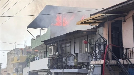 İzmir'de bir evde başlayıp çevredeki evlere sıçrayan yangına müdahale ediliyor