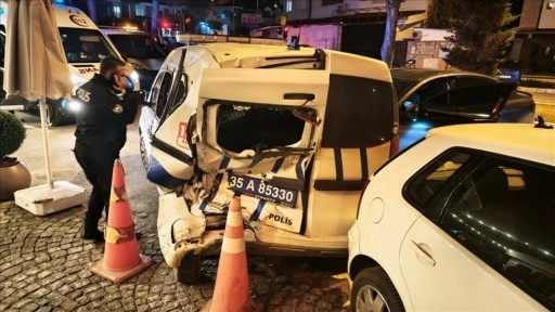 İzmir'de bir otomobilin polis aracına &ccedil;arpması g&uuml;venlik kamerasında
