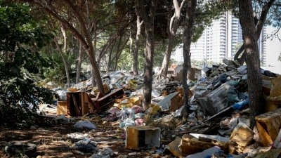 İzmir'de boş arazi moloz ve &ccedil;&ouml;plerle doldu