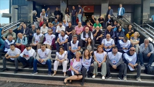 İzmir'de Buca Belediyesi memurları 5 aydır maaş alamadıkları gerekçesiyle eylem yaptı