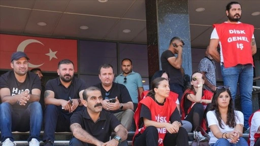 İzmir'de Buca ve Karşıyaka belediyelerinin çalışanları iş bırakma eylemlerini sürdürdü