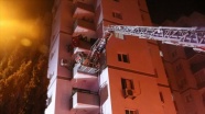 İzmir&#039;de çıkan yangında 11 katlı bina boşaltıldı