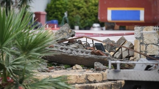 İzmir'de dekoratif beton kemerin yıkılması sonucu hayatını ölenlerin sayısı 2'ye yükseldi