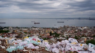 İzmir'de deniz manzaralı boş alana moloz ve &ccedil;&ouml;p d&ouml;k&uuml;lmesine tepki