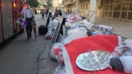 İzmir&#039;de depremden hasar gören evlerden konut sahipleri eşyalarını çıkartıyor