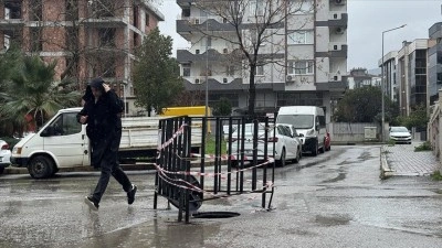 İzmir'de esnaf yağış sonrası biriken suyu r&ouml;gar kapaklarını a&ccedil;arak tahliye etti