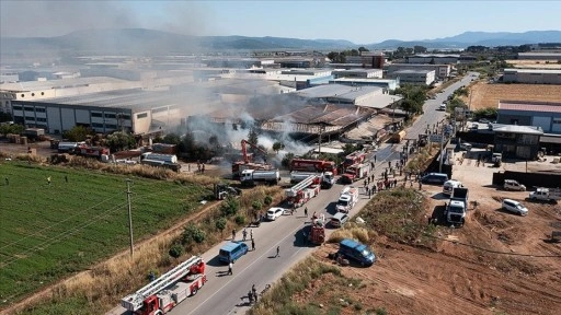 İzmir'de fabrikada çıkan yangın kontrol altına alındı