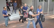 İzmir de FETÖ den gözaltına alınan iş adamları adliyeye sevk oldu