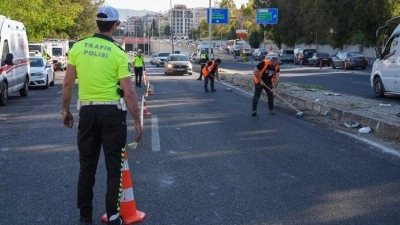 İzmir'de freni patlayan tır 9 araca &ccedil;arptı