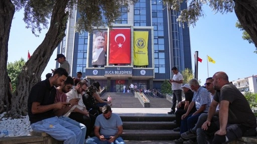 İzmir'de iki belediyede işçiler iş bıraktı