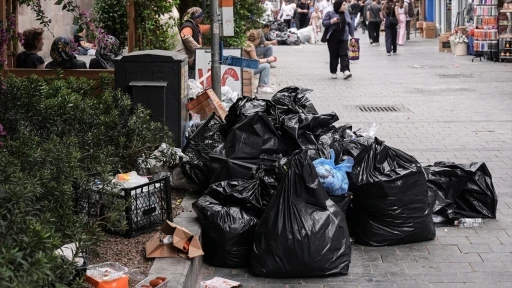 İzmir'de işçilerin greve gitmesiyle cadde ve sokaklarda çöp yığınları oluştu