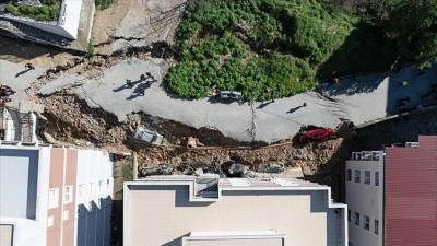 İzmir'de istinat duvarının &ccedil;&ouml;kmesi sonucu 2 bina ve 6 ara&ccedil; hasar g&ouml;rd&uuml;