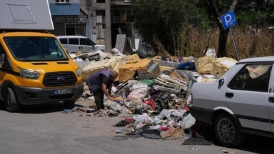 İzmir'de Karabağlar Sanayi Sitesi'nde oluşan atık yığınlarına tepki