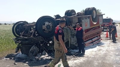 İzmir'de kaza ihbarına giden itfaiye aracı devrildi, 2 itfaiyeci yaralandı