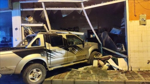 İzmir'de kontrolden çıkan pikap iş yerinin deposuna girdi