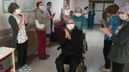 İzmir'de Kovid-19'u yenen iki hasta alkışlarla hastaneden ayrıldı